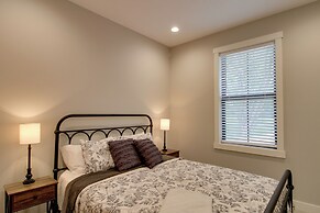 Kayaks & Dock: Lakefront Retreat in Alexandria