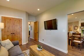 Kayaks & Dock: Lakefront Retreat in Alexandria