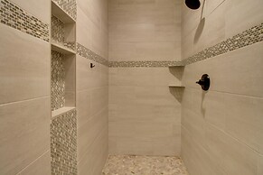 Kayaks & Dock: Lakefront Retreat in Alexandria