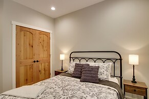 Kayaks & Dock: Lakefront Retreat in Alexandria