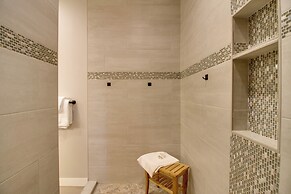 Kayaks & Dock: Lakefront Retreat in Alexandria