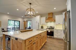 Kayaks & Dock: Lakefront Retreat in Alexandria