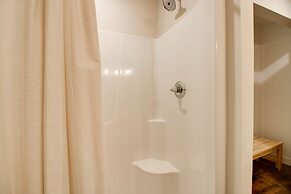 Kayaks & Dock: Lakefront Retreat in Alexandria