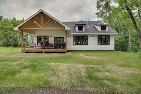 Kayaks & Dock: Lakefront Retreat in Alexandria