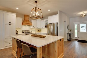 Kayaks & Dock: Lakefront Retreat in Alexandria