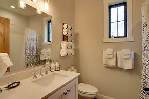 Kayaks & Dock: Lakefront Retreat in Alexandria