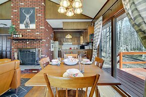 Cozy Pocono Lake Cottage w/ Fire Pit + Ping Pong!
