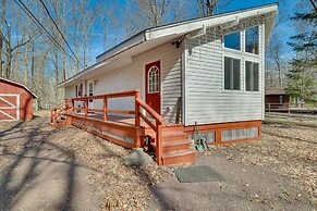 Cozy Pocono Lake Cottage w/ Fire Pit + Ping Pong!