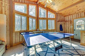 Cozy Pocono Lake Cottage w/ Fire Pit + Ping Pong!