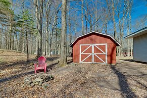 Cozy Pocono Lake Cottage w/ Fire Pit + Ping Pong!