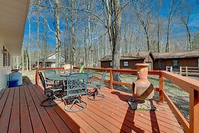 Cozy Pocono Lake Cottage w/ Fire Pit + Ping Pong!