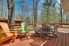 Cozy Pocono Lake Cottage w/ Fire Pit + Ping Pong!