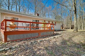 Cozy Pocono Lake Cottage w/ Fire Pit + Ping Pong!