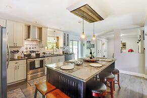 Private Hot Tub & Fire Pit: Pocono Lake House!