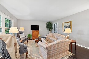 Greensboro Golf Getaway - 9 Mi to Downtown!