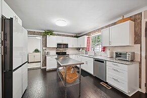 Greensboro Golf Getaway - 9 Mi to Downtown!