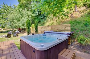 Whidbey Island Oasis: Walk to Beach, Hot Tub, View