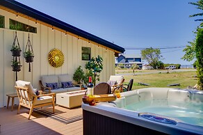 Whidbey Island Oasis: Walk to Beach, Hot Tub, View