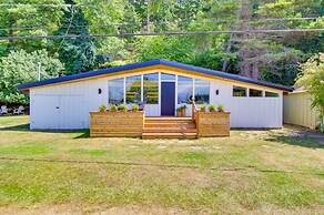 Whidbey Island Oasis: Walk to Beach, Hot Tub, View