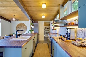 Whidbey Island Oasis: Walk to Beach, Hot Tub, View