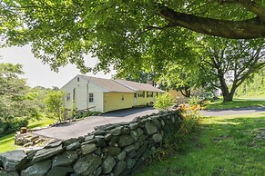 Connecticut Retreat: Steps to Historic Downtown!