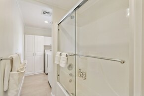 Connecticut Retreat: Steps to Historic Downtown!