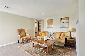 Connecticut Retreat: Steps to Historic Downtown!