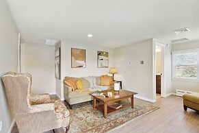 Connecticut Retreat: Steps to Historic Downtown!