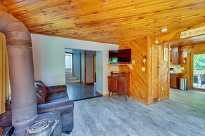 Cozy Livingston Manor Home w/ Wood-burning Stove!