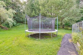 Cozy Livingston Manor Home w/ Wood-burning Stove!