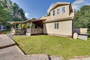 Cozy Livingston Manor Home w/ Wood-burning Stove!
