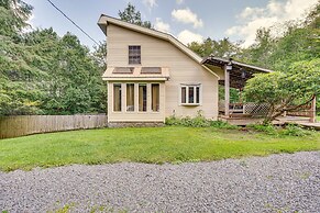 Cozy Livingston Manor Home w/ Wood-burning Stove!