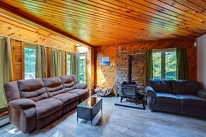 Cozy Livingston Manor Home w/ Wood-burning Stove!