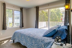 Bayfront Home w/ Deck - 4 Mi to Downtown Plymouth!