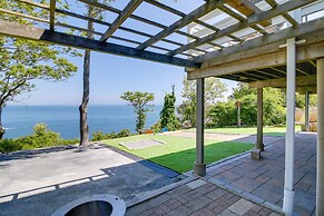 Bayfront Home w/ Deck - 4 Mi to Downtown Plymouth!