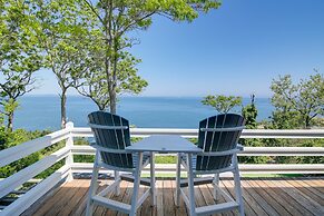 Bayfront Home w/ Deck - 4 Mi to Downtown Plymouth!