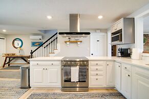 Bayfront Home w/ Deck - 4 Mi to Downtown Plymouth!