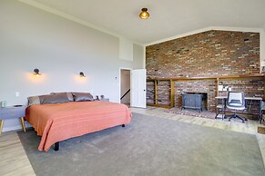 Bayfront Home w/ Deck - 4 Mi to Downtown Plymouth!