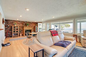 Bayfront Home w/ Deck - 4 Mi to Downtown Plymouth!