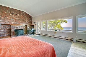 Bayfront Home w/ Deck - 4 Mi to Downtown Plymouth!