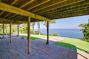 Bayfront Home w/ Deck - 4 Mi to Downtown Plymouth!