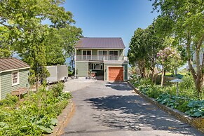 Bayfront Home w/ Deck - 4 Mi to Downtown Plymouth!