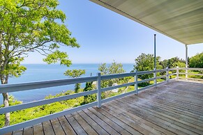 Bayfront Home w/ Deck - 4 Mi to Downtown Plymouth!