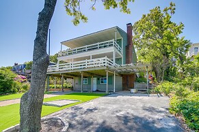 Bayfront Home w/ Deck - 4 Mi to Downtown Plymouth!