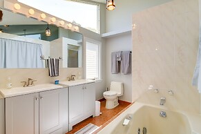 Bayfront Home w/ Deck - 4 Mi to Downtown Plymouth!