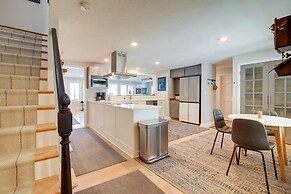 Bayfront Home w/ Deck - 4 Mi to Downtown Plymouth!