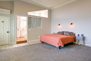 Bayfront Home w/ Deck - 4 Mi to Downtown Plymouth!