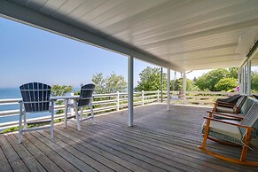 Bayfront Home w/ Deck - 4 Mi to Downtown Plymouth!