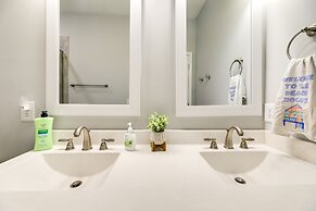 Beaufort Getaway w/ Pool Access, 2 Mi to Downtown!