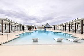 Beaufort Getaway w/ Pool Access, 2 Mi to Downtown!